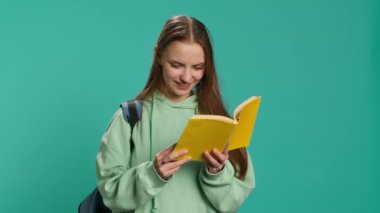 Genç kız kitap okuyor, hobiden hoşlanıyor, eğlendiriliyor, stüdyo geçmişinden soyutlanıyor. Romantik kolları olan neşeli bir kadın ilginç bir hikayeyle eğleniyor, kamera A
