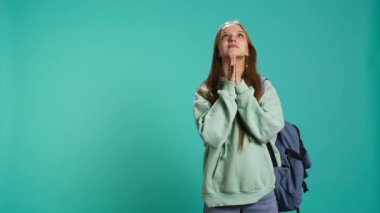 Umutsuz genç kız kurtuluş için tanrıya dua ediyor. İbadet eden dindar genç, el hareketi yapıyor, mucize istiyor, günah çıkarıyor, stüdyo arka planında izole edilmiş, kamera B