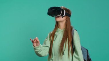 Sanal gerçeklik kulaklığı takan, el kol hareketleri yapan bir kadın. Teknoloji meraklısı ileri teknoloji modern VR aygıtı kullanıyor, stüdyo arka planında izole edilmiş, kamera A