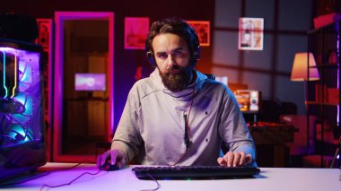 Odaklanmış oyuncu, seyircilerle birlikte yoğun bir video oyunu turnuvası izleyip rakibini yenmeye çalışıyor. Canlı yayın sırasında ihracat yarışmasına katılan, düşmanla savaşan oyuncu