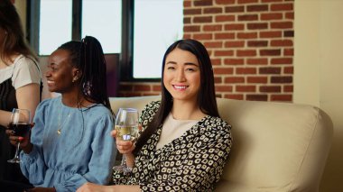 Kültürel açıdan farklı arkadaşlar sohbet ediyorlar, şarap içip peynir yiyorlar evdeki şarküteri kurulundan ekmek çubukları yiyorlar. Hafta sonları sosyal hayattan zevk alan, birlikte vakit geçiren çok ırklı eşler.