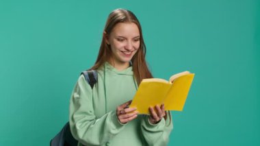 Elinde kitabı olan genç bir kadın edebiyata düşkünlüğünü gösteriyor. Stüdyonun arka planında soyutlanmış. Okuma meraklısı genç, elinde roman tutan, okuma hobisinin keyfini çıkaran, kamera A