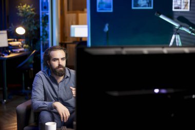 Kordon kesicisi TV 'nin karşısında oturmuş haber programı sunuyor. Evde televizyon izleyen kişi haber yayınıyla birlikte talep kanalında videoyu gösteriyor