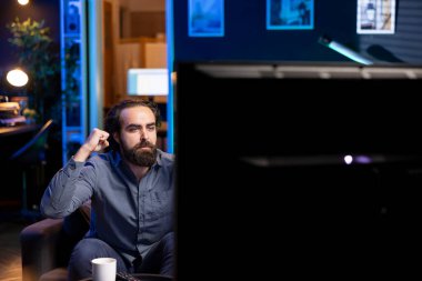 Favori takımın TV 'de canlı yayında el ele tutuşarak spor müsabakalarını izleyerek kazandığını görmekten memnun olan taraftar. Destekçi, futbol müsabakasında zafer kazandıktan sonra kendi kulüp başarısından memnun