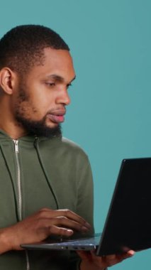 Laptop klavyesinde yazan dikey videocu, e-postaları kontrol eden, iyi haber aldıktan sonra sevinçten havalara uçan. Çalışan internetten e-posta gönderiyor, iş yerindeki KPI 'lerle tanıştıktan sonra kutlama yapıyor, stüdyo geçmişi...