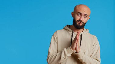 Orta Doğulu bir adam Allah 'tan af diliyor, dindar ve Tanrı' ya inanıyor. Elleriyle İsa 'ya ibadet etmek için dua eden Arap bir insan, ruhani duygular. Kamera 2.