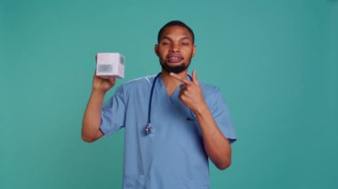 Dermatoloğun portresi, stüdyo arkaplanından izole edilmiş aloe vera jeli hakkında konuşuyor. Cilt bakımı uzmanı insanlara detoks antienflamatuar güzellik ürünü, kamera B 'yi kullanmalarını söylüyor.