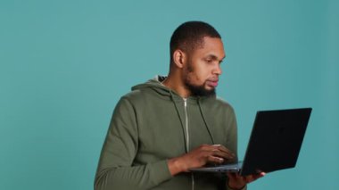 Dizüstü bilgisayarda yazan, e-postaları kontrol eden, iyi haber aldıktan sonra sevinen bir adam. Çalışan internetten e-posta gönderiyor, iş yerindeki KPI 'lerle tanıştıktan sonra kutlama yapıyor, stüdyo geçmişi, kamera A