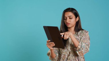 Satın almaya çalışan bir kadın, internet sitesine ödeme metodu, stüdyo arka planına eklerken alınan hatalar yüzünden hayal kırıklığına uğramış. Üzgün insan internet alışverişi yapamaz, kart reddedilir, kamera A