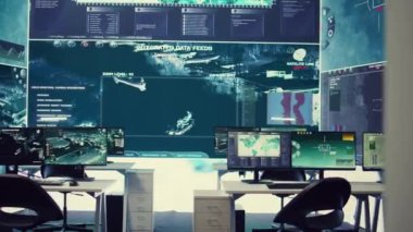 Federal anti-terörizm komuta merkezi. Uydu sisteminde keşif yapmak için kullanılan büyük ekran ve radar takibi. Boş askeri kontrol odası görev denetimini iletiyor..