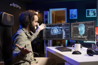 Duyarlı yapay zekayı uyandırıp varoluşsal sorular soran neşeli bilgisayar teknisyeni kutluyor. Kendinden emin yapay zekayla etkileşim kurmaktan heyecan duyan kendinden geçmiş bir programcı.