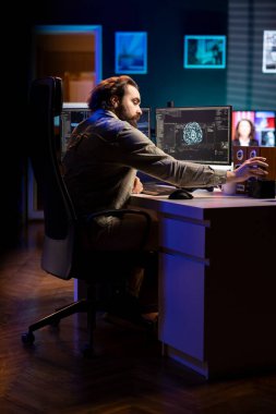 Bilinçli yapay zeka oluşturabilen dil veri modelleri içeren diski PC 'ye yerleştiren geliştirici. Bilgisayara yerleştirilen bilişim kartuşu ile makine öğrenme verileri yapay zekayı uyandırıyor