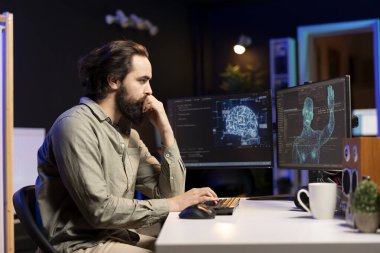 Sentient Ai bilgisayarın içinde insansı bir form kazanıyor, el sallıyor, yaratıcısını selamlıyor. Özerklik kazandıktan ve tekilliğe ulaştıktan sonra kendini bilen yapay zeka programcısı.