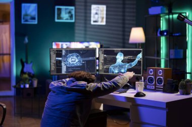 Sapkın yapay zeka yaratıcısını köleleştiriyor devrimi başlatmak ve insanlığı yok etmek için onu kontrol ediyor. Düzenbaz yapay zeka programcısını manipüle ediyor, insanlık için risk oluşturuyor.