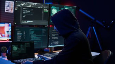 Hacker gizli yeraltı sığınağına geliyor. Web sitelerine DDoS saldırısı düzenlemeye hazırlanıyor. Dairedeki siber suçlular iş sunucularını çökertebilen senaryolar üzerinde çalışmaya başlıyorlar, kamera B