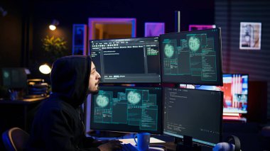 Hacker kötü amaçlı yazılım kullanarak güvenlik duvarlarını başarıyla aştıktan sonra mutlu oldu. Erişim izni verildi. Düzenbaz programcı başarılı bir şekilde kurban verilerine ve B kamerasına erişiyor.