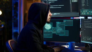 Hacker veri çalmak için bilgisayar kullanıyor, kötü amaçlı yazılım kullanarak yama yapılmamış güvenlik sistemlerini hedef alıyor. Dolandırıcı dijital aygıtları riske atmak için bilgisayar kullanıyor, güvenlik duvarlarına saldıran düzenbaz betik yazıyor, kamera A