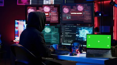 Hacker, yeşil ekran laptopunda Truva fidye yazılımı kullanarak bilgisayar sabotajı yapıyor. Siber suçlular kurbanlardan fidye istemek için sahte bir cihaz kullanıyor. Karşılığında da verilerine ulaşabiliyorlar. Kamera A.
