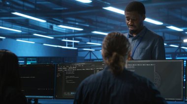 Sunucu merkezindeki yönetici farklı yazılım yapılandırması arayan geliştirici takımlarını yönetiyor. Veri merkezi hatalarını onaran profesyonelleri koordine eden yönetici