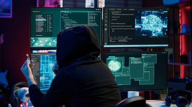 Hacker, hassas verileri çaldıktan sonra USB 'yi bilgisayara yerleştiriyor, kapat. Scammer, kötü amaçlı yazılım, kamera A kullanarak kullanıcılardan hassas bilgiler aldıktan sonra PC 'ye depolama sürücüsü yüklüyor.