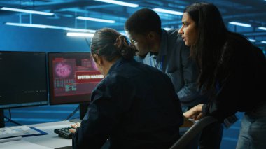 Sunucu çiftliğindeki çok ırklı programcı ekibi bilgisayarlara yapılan saldırıyla tehdit edilen verilere şaşırdı. Çeşitli meslektaşlar veri merkezini yetkisiz erişimden korumak için uğraşıyorlar