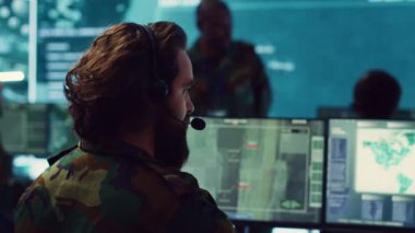 Keşif departmanı operatörü ulusal güvenlik görevi için çok önemli bilgiler topluyor, askerlere istihbarat aktarıyor. Telekomünikasyon personeli komuta merkezinde. Kamera A.