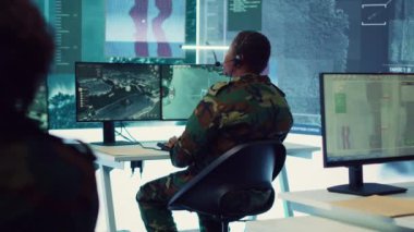 Ulusal sulardaki deniz faaliyetlerini kontrol eden terörle mücadele birimi sahil limanlarını düşman gemilerden koruyor. Çeşitli ordu subayları. Kamera A.