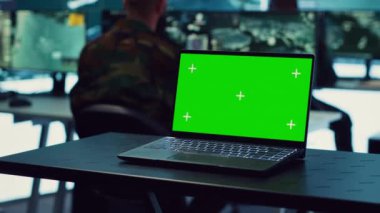 Laptop, askeri harekat üssünde izole edilmiş bir model ekranı gösteriyor. Askeri personel, yeni bir görev için önemli bilgiler toplamaya çalışıyor. Yüksek teknolojili genel merkez. Kamera A.