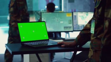 Kumandan, askeri komuta merkezindeki ordu keşif bölümündeki bir yeşil ekranı inceliyor. Operatör sahadan istihbarat topluyor, gerçek zamanlı veri aktarıyor. Kamera A.