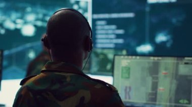 Ordu personeli kıyı limanlarına demirleyen tüm gemileri doğrulayarak ulusal güvenlik protokollerini uyguluyor. Askeri komuta merkezindeki büyük ekranda radar takibi yapıyorlar. Federal operasyonlar. Kamera A.