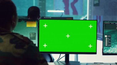 Kadın donanma uzmanı, ulusal kıyı şeridi boyunca savaş gemilerinin faaliyetlerini izliyor. Korunmak için yeşil ekran kullanıyor. Güç Üssü Komuta Merkezi 'nde çalışan kadın bilişim operatörü. Kamera A.