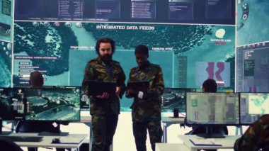 Piyade birliği lideri ve komutanından oluşan çeşitli takımlar radar gözetimi yoluyla istihbarat toplar, ulusal güvenliği sağlamak için bir dünya haritasını incelerler. Görev Kontrol Merkezi 'nde görev yapan memurlar. Kamera B.