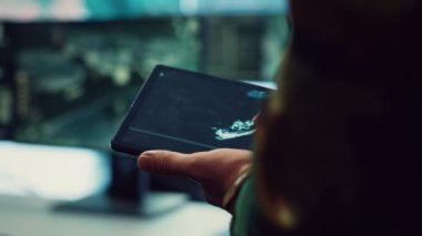Donanma operasyon uzmanı ulusal sularda düşman savaş gemisinin yörüngesini takip ederek uydu radar sistemi üzerinden bir tablet üzerinde koruma sağlamaya çalışıyor. Bilişim uzmanı. Kapatın. Kamera A.