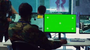 Kontrol odası operatörü kıyı şeridi boyunca demirleyen tüm gemileri takip ediyor, komuta merkezinde izole edilmiş kromakey ekran kullanıyor. Askeri personel gerçek zamanlı bilgi ve keşif konusunda yardımcı olur. Kamera A.