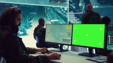 Ordu subayı, askeri komuta merkezinde uydu radar görüntüleri ve yeşil ekran kullanıyor. İstihbarat toplamak ve düşman gemilerini tespit etmek için çalışıyor. Hükümet teşkilatının komutanı. Kamera B.