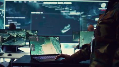 Donanma operasyon uzmanı, ulusal güvenliği sağlamak için kıyı şeridi boyunca gemileri inceliyor, keşif ve koruma için CCTV uydu radar sistemini kullanıyor. Askeri personel. Kamera B.