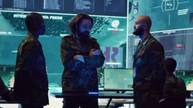 Ordu amirleri, bir komuta merkezinde ulusal güvenliği sağlamak için gerçek zamanlı bilgi toplamak için hologram kullanarak bir saldırı planı hazırlıyorlar. Askeri operasyonlar. Kamera A.