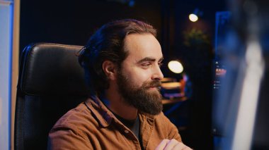 Happy yazılım mühendisi bilgisayardaki tüm hataları kaldırdıktan sonra kendini tatmin olmuş hissediyor, kapat. PC ekranına bakan neşeli bilişim yöneticisi, betik hatalarını çözdükten sonra memnun, kamera B kapat