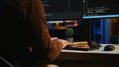 Kızgın programcı sabırsız bir şekilde bozuk klavye tuşlarına spam atıyor, apartman dairesinde kod satırları yazmaya çalışıyor. Hasarlı bilgisayar çevresi ile ilgili sorunları olan rahatsız bilişim yöneticisiName
