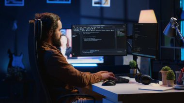 Java programlama dillerini kullanarak bilgisayar ekranında kod yazma konusunda deneyimli bir programcı. Evde çalışırken veritabanı hatalarını düzeltmeye çalışan geliştirici, kamera A