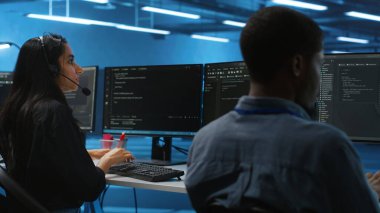 Kulaklık mikrofonuyla konuşan bir kadın, sunucu çiftlik süper bilgisayarlarının sistem analizini yapıyor. Bilgi işlem destek çalışanı, veri merkezi depolama altyapısındaki kulaklık mikrofonuyla uzaktan arama yapıyor.