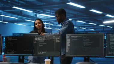 Çok ırklı mühendisler farklı iş yükleri için bilgisayar kaynakları sağlayan sunuculara programlama yapmak için dizüstü bilgisayar kullanır. Veri merkezi süper bilgisayarlarını denetlemek için farklı meslektaşlar dizüstü bilgisayar kullanıyor