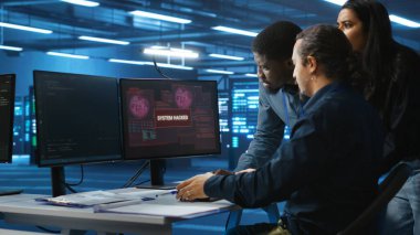 Sunucu odasındaki sistem yöneticisi kötü amaçlı yazılım saldırısı sırasında meslektaşlarından yardım talep ediyor. Bilgi işlem çalışanı veri merkezini hackerlardan korumak için meslektaşlarından yardım istiyor