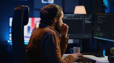 Stresli mühendis, PC 'de kod geliştirme işlemini nasıl bitireceğimi düşünerek teslim tarihinin geldiğini düşünüyor. Bilgi teknolojileri uzmanı. Veritabanı hatalarını çözmenin, çok çalışmanın, kahve içmenin, kamera A 'nın beyin fırtınası yapmanın yolları.