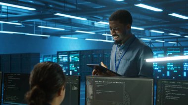 Bilgi işlem uzmanı, değerli verilerin tablet kullanarak potansiyel tehditlerden korunmasını sağlıyor. Çalışan yetkisiz erişim ve zayıflıklara karşı veri merkezini koruyor