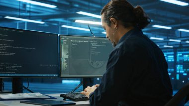 Sistem yönetimi sunucu odasındaki programlamaya odaklanmış. Devasa veri depolama gelişmiş ekipmanlara ev sahipliği yapıyor. Veri merkezi raflarını karmaşık hesaplama işlemleri yaparak onarmak için PC üzerinde yazıcı kodu