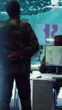 Dikey Video Askeri birim lideri sahada bilgi toplamak ve askerlere destek olmak için keşif operasyonu yürütüyor. Kritik bilgileri sağlamak için komuta merkezi teçhizatı kullanıyor. Federal uydu radarı.