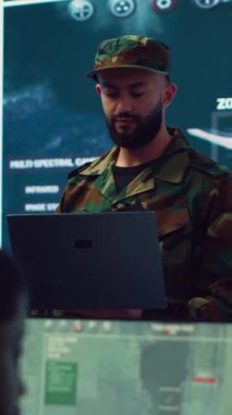 Görev ihtiyaçlarına göre farklı birimlere kaynak tahsis eden Dikey Video Özel Harekat Askeri Kontrol Merkezi 'ndeki büyük ekranda stratejik verileri inceliyor. Deniz Piyade Birliği.
