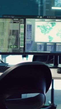 Vertical Video Boş Federal Gizli Servis Kontrol Odası bir devlet dairesi için yüksek teknoloji ürünü ulusal güvenlik alarmlarını takip etmek için kullanılır. Geniş ekran ve telekomünikasyonlu ordu komuta merkezi..