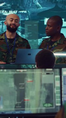 Dikey Video Ordusu subayları yeni bir ulusal güvenlik görevi için ayrıntılı bilgi sağlarken, çeşitli ekipler askerlerine askeri bir operasyon üssünde brifing veriyor. Uzmanlar büyük keşiflerle çalışıyor.